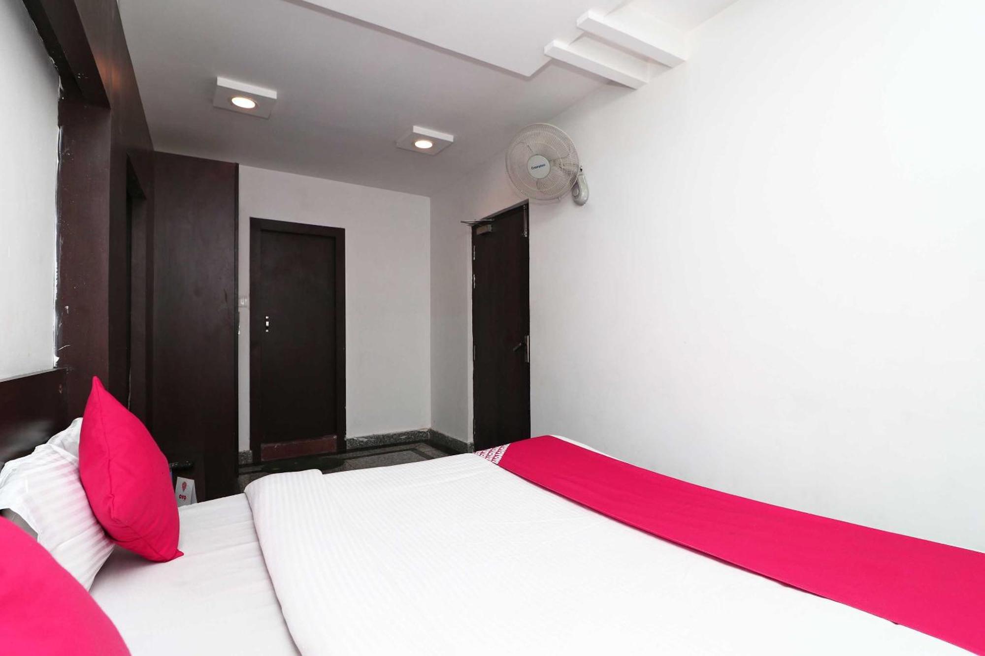 Oyo Flagship Hotel Krishna Chinhat Exteriör bild