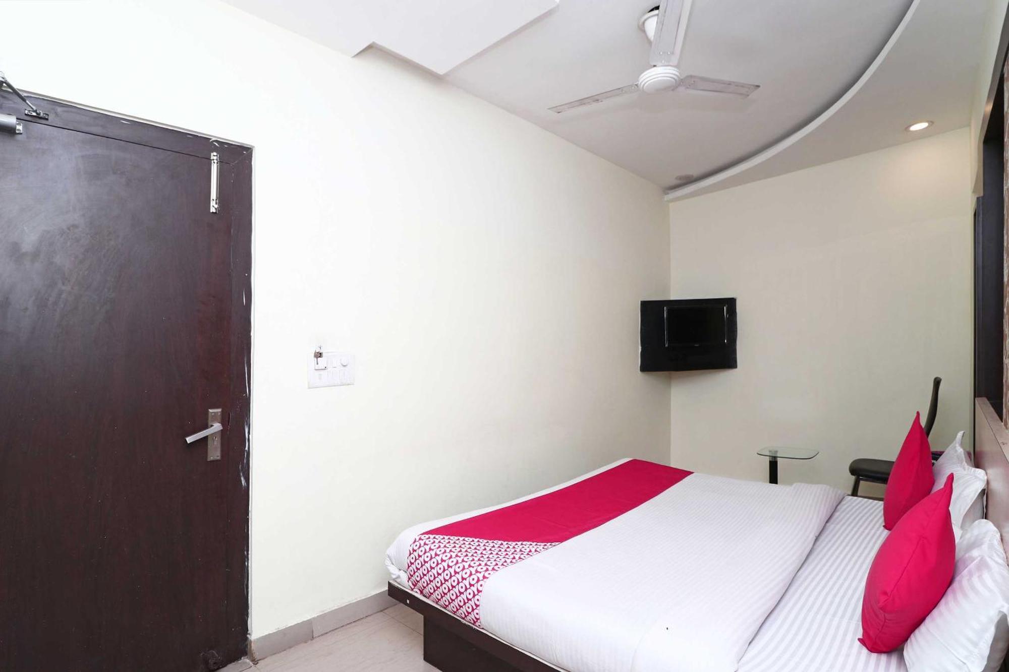 Oyo Flagship Hotel Krishna Chinhat Exteriör bild