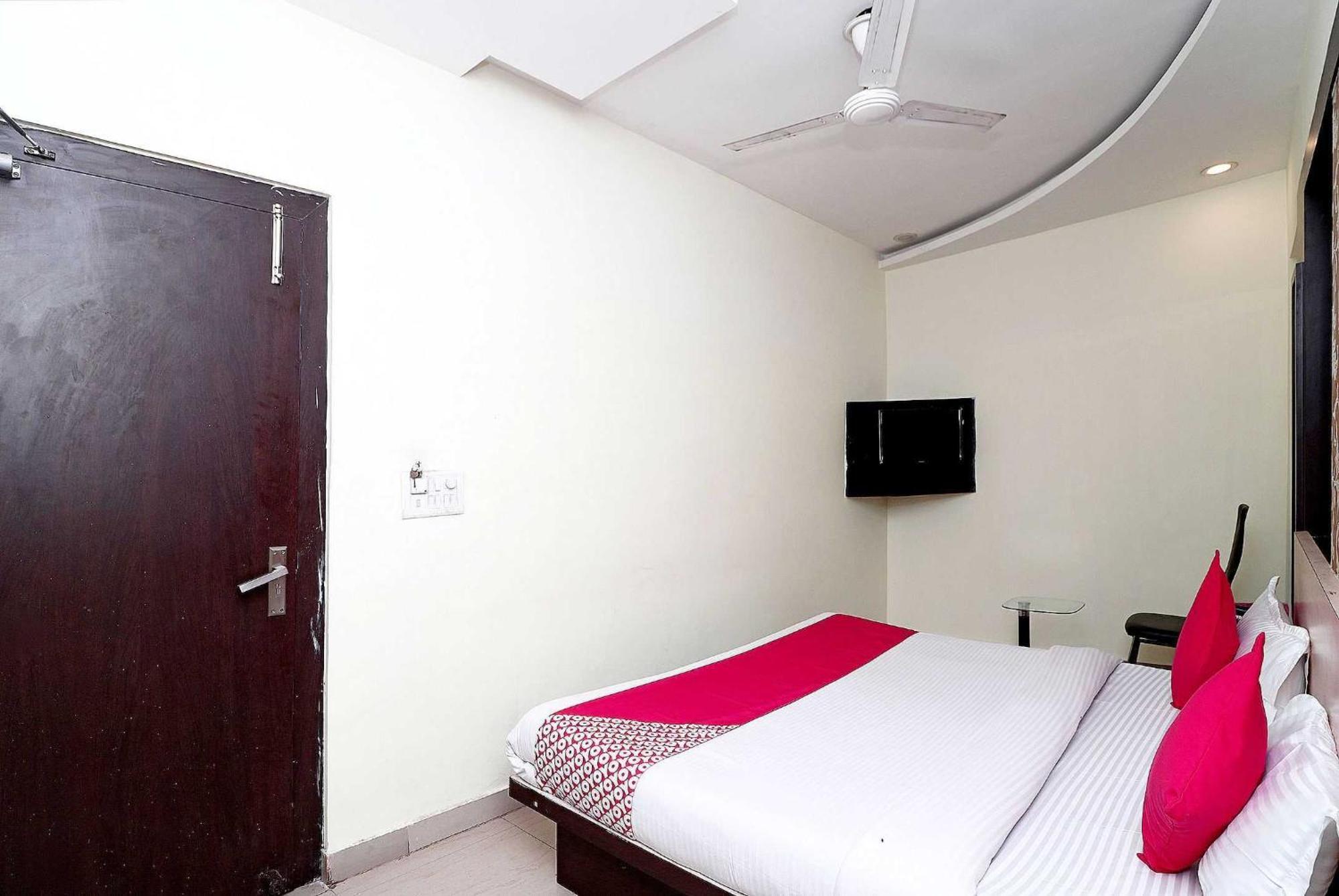 Oyo Flagship Hotel Krishna Chinhat Exteriör bild