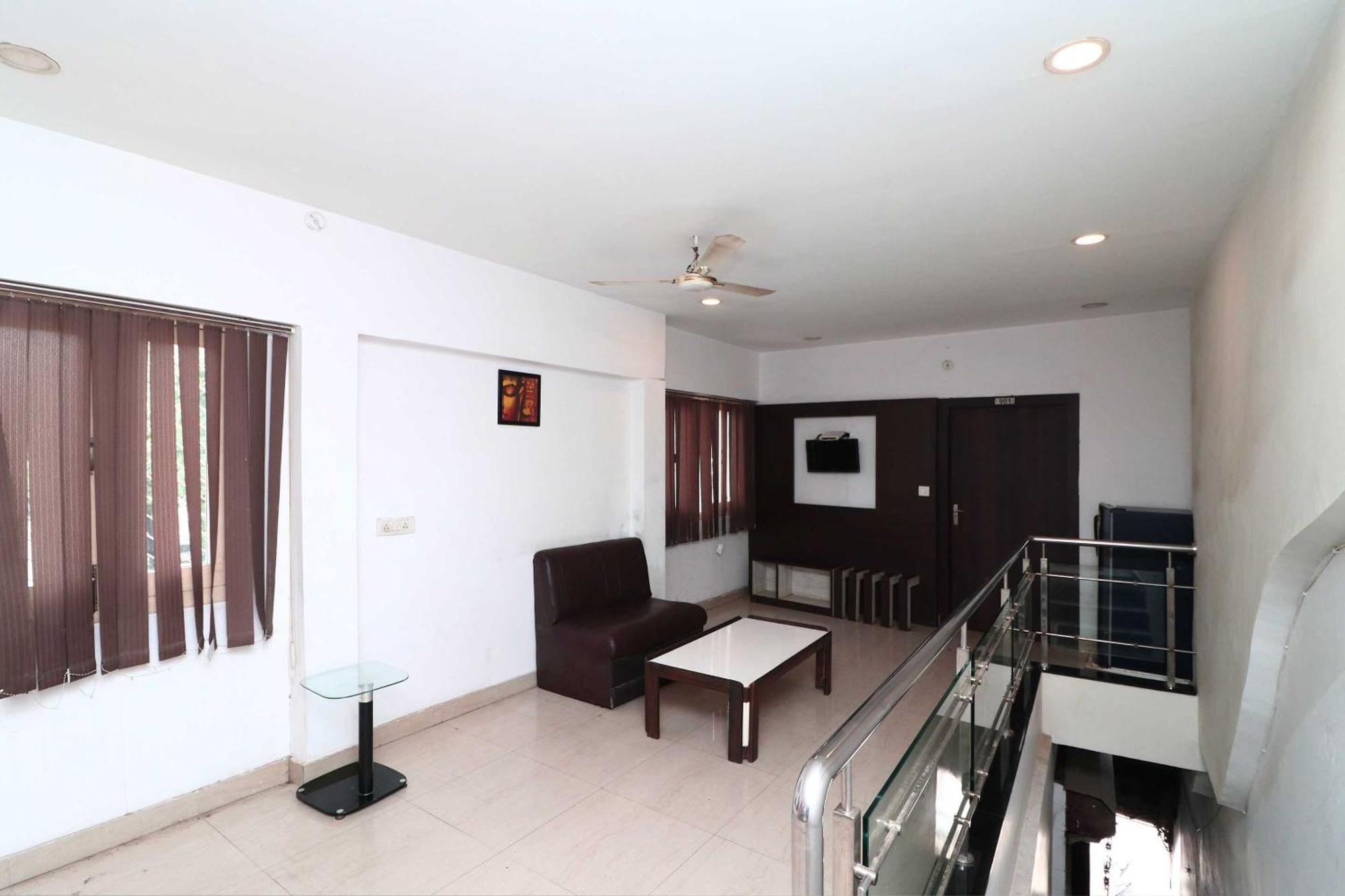 Oyo Flagship Hotel Krishna Chinhat Exteriör bild