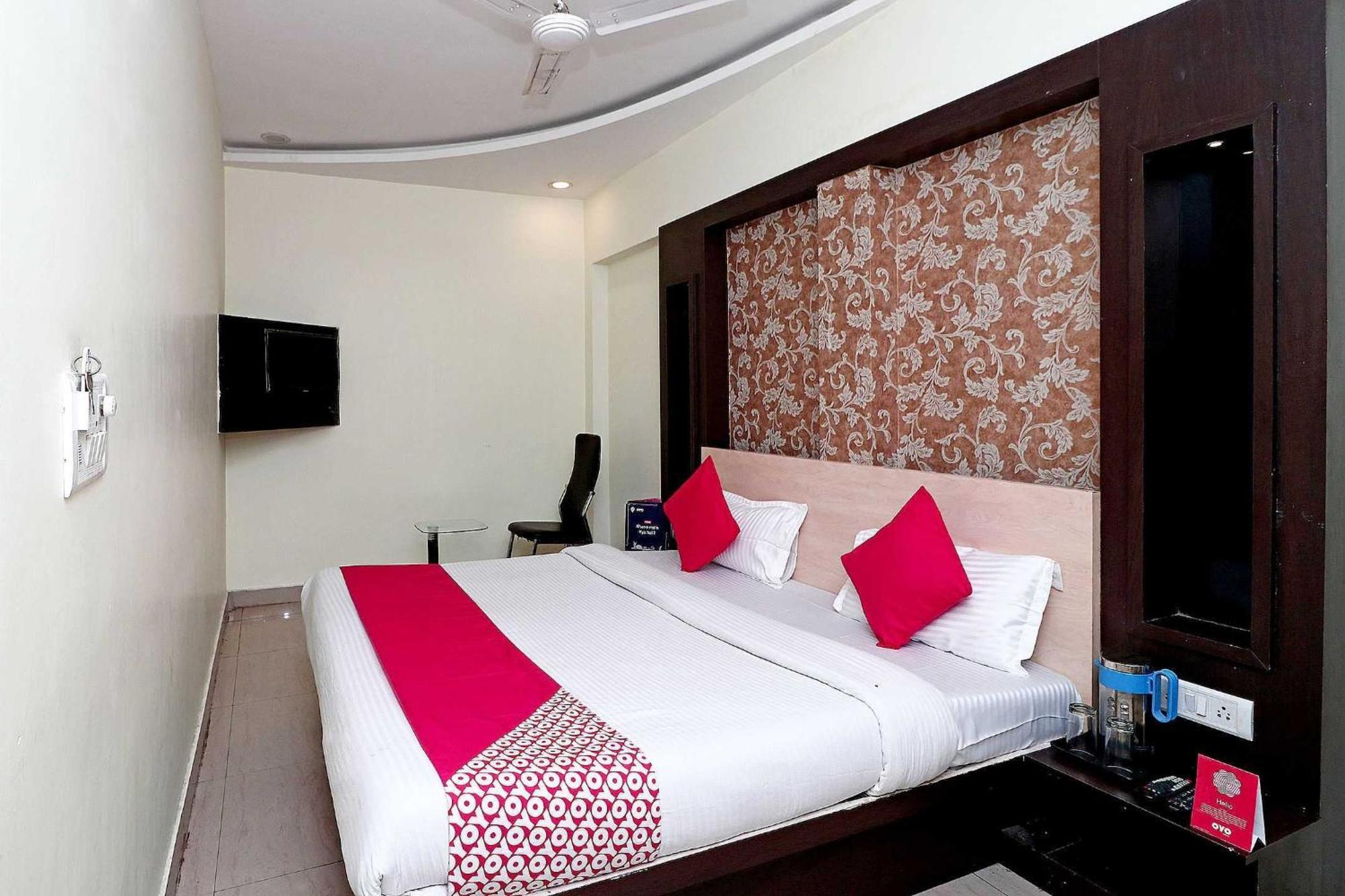 Oyo Flagship Hotel Krishna Chinhat Exteriör bild