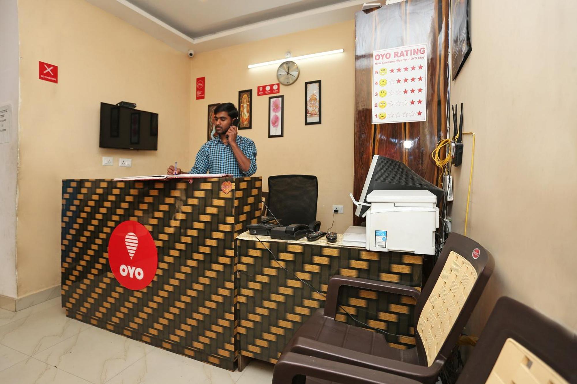 Oyo Flagship Hotel Krishna Chinhat Exteriör bild
