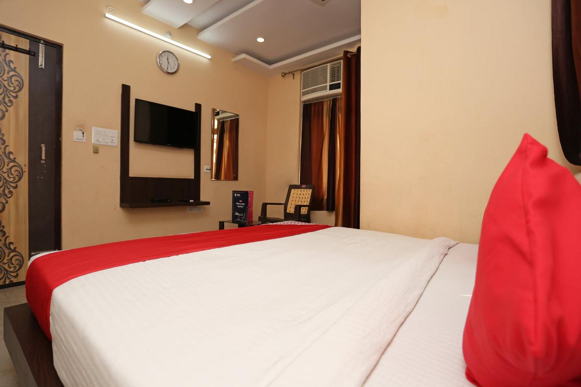 Oyo Flagship Hotel Krishna Chinhat Exteriör bild