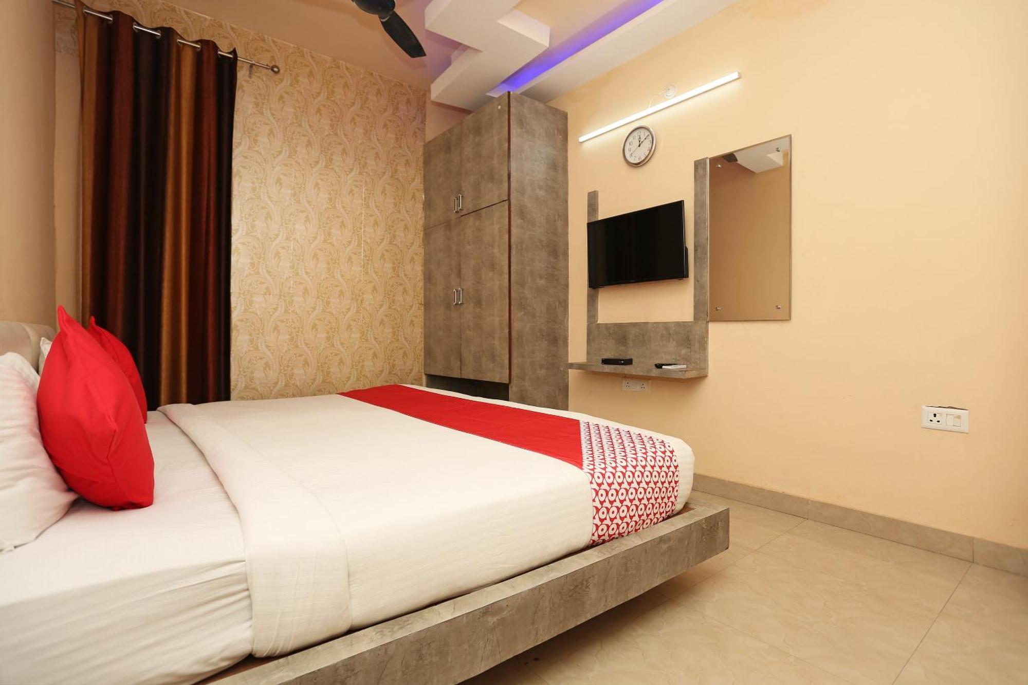 Oyo Flagship Hotel Krishna Chinhat Exteriör bild